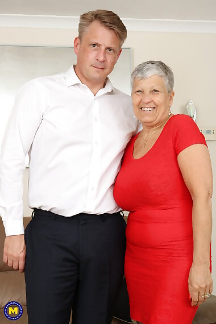 Mature british lady fucking on the couch