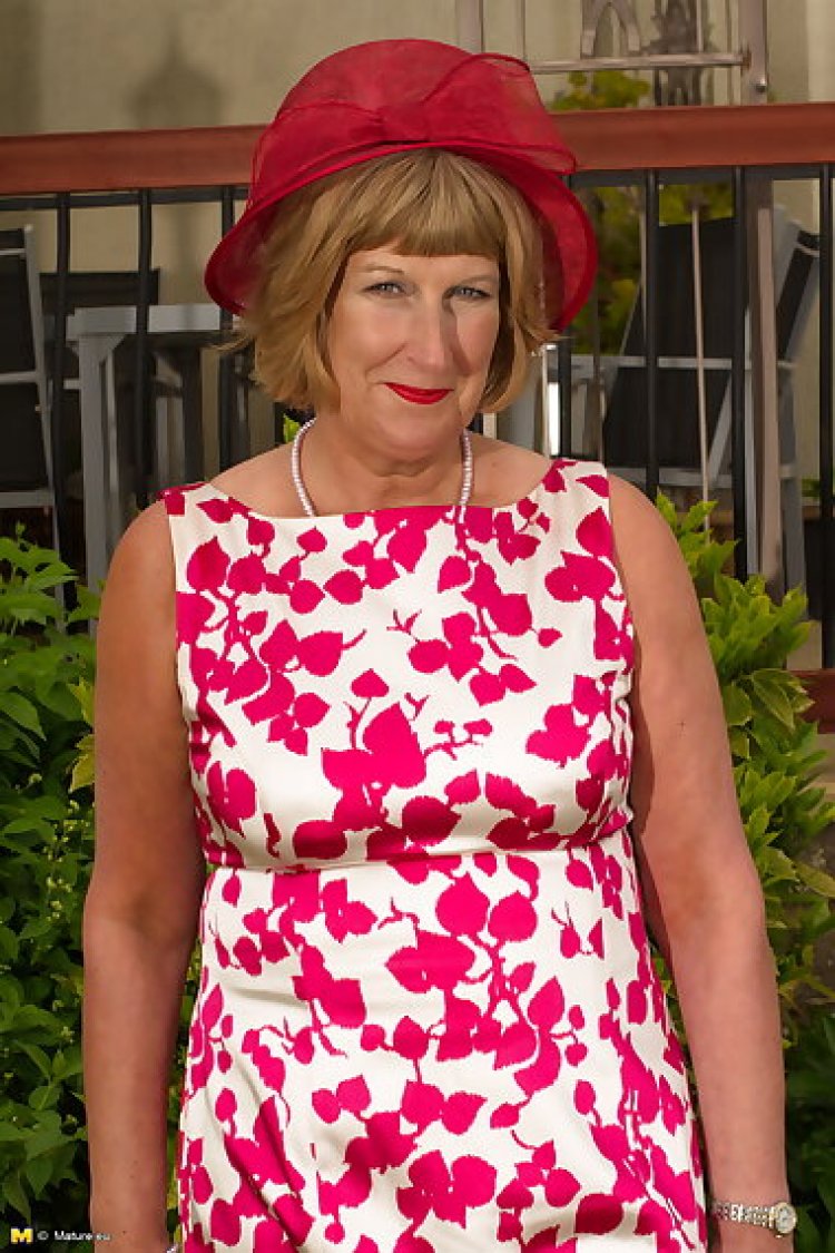 Horny british mature lady playing in the garden