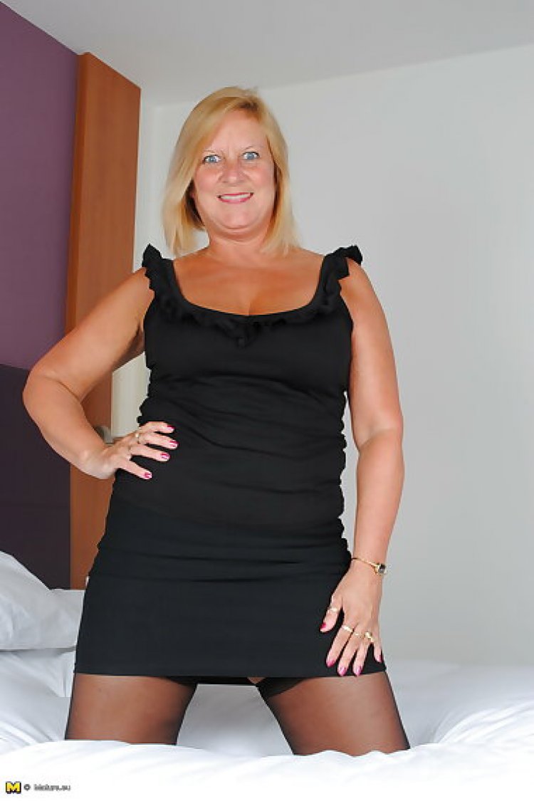 This bbw loves to play with her wet pussy