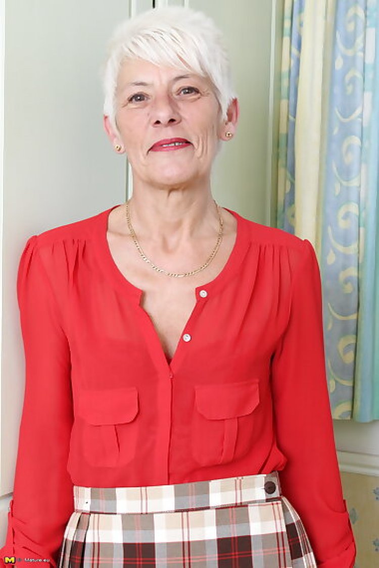 Naughty british mature lady getting horny