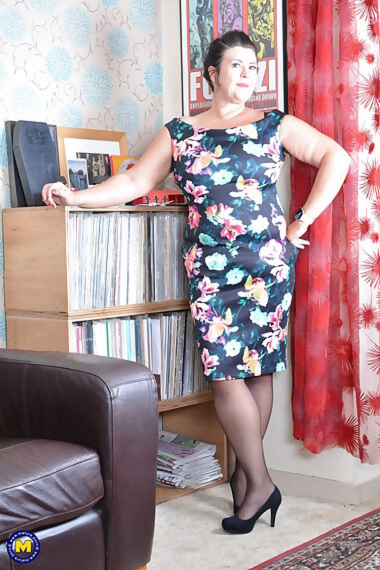 This curvy british housewife loves to play with her shaved pussy