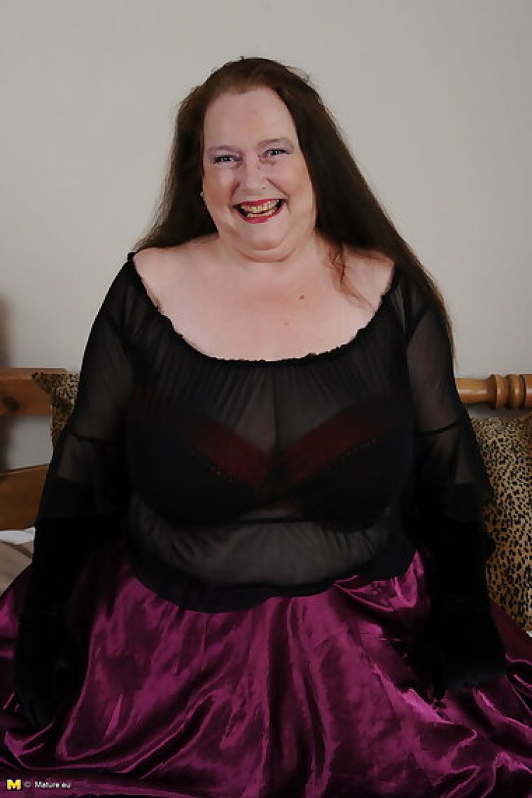 Big mature slut getting wet and wild