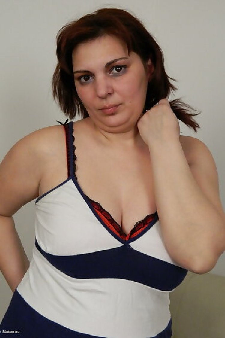 Chubby housewife playing with her dildo