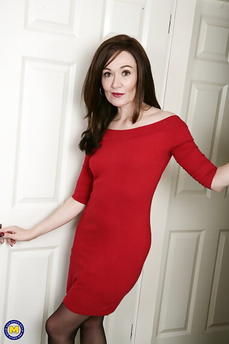 Naughty british housewif getting wet and wild