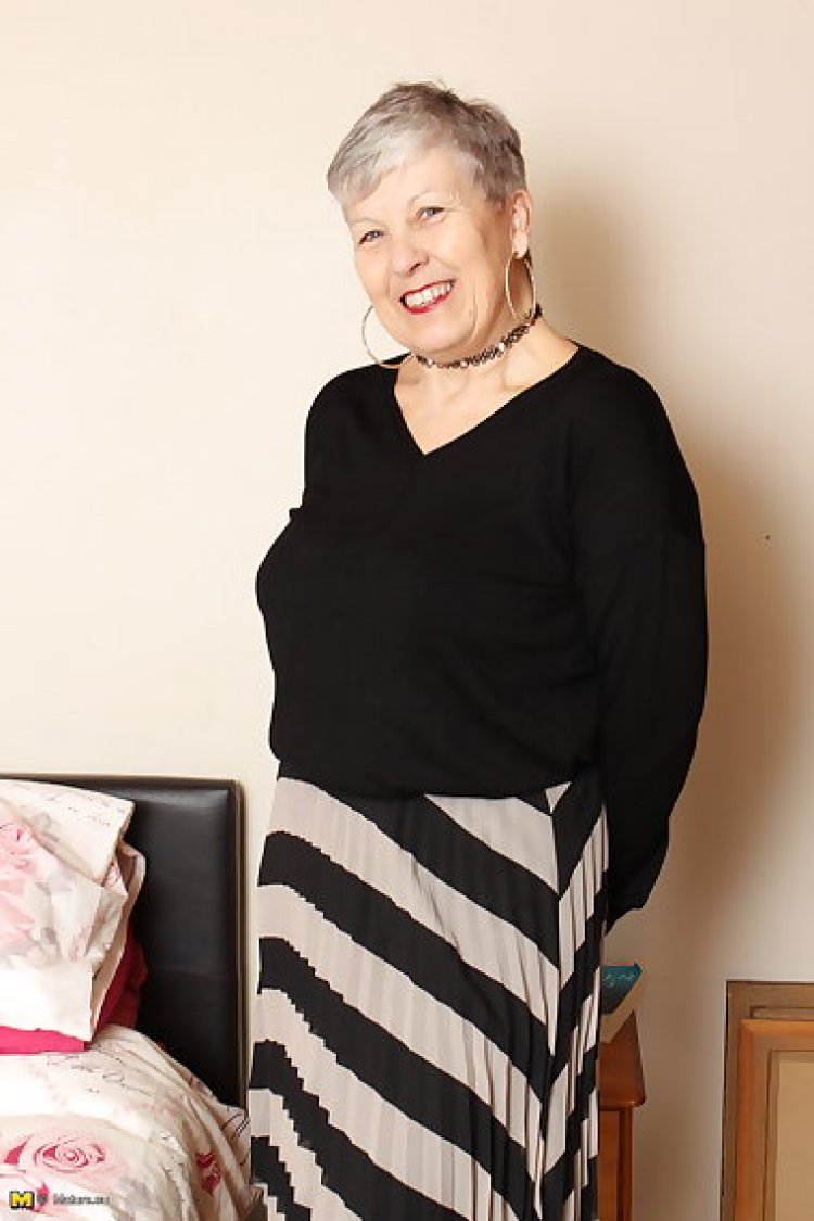 Horny british mature lady getting wet and wild