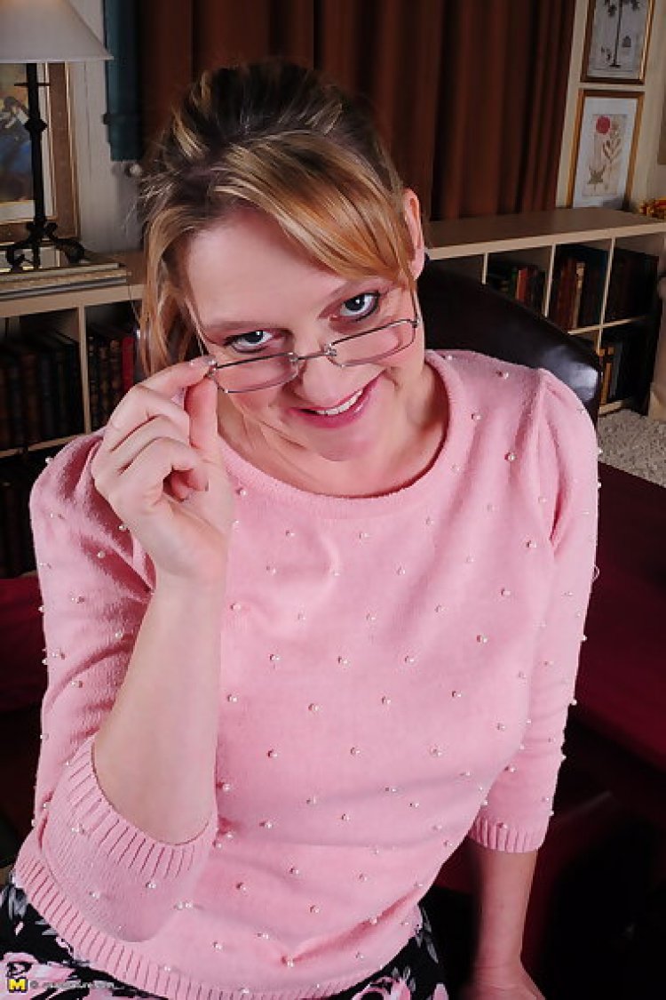 Horny american housewife playing with herself