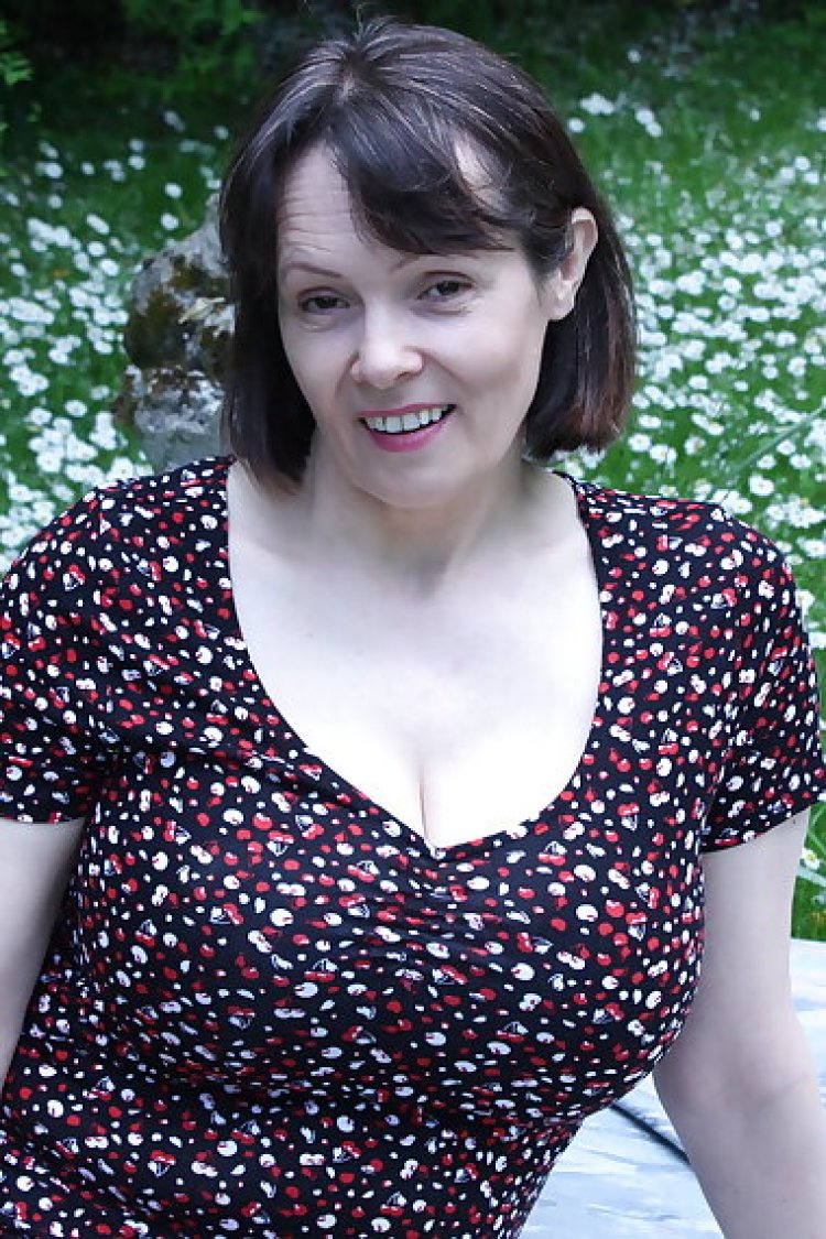 Horny british housewife doing her toy boy in the grass