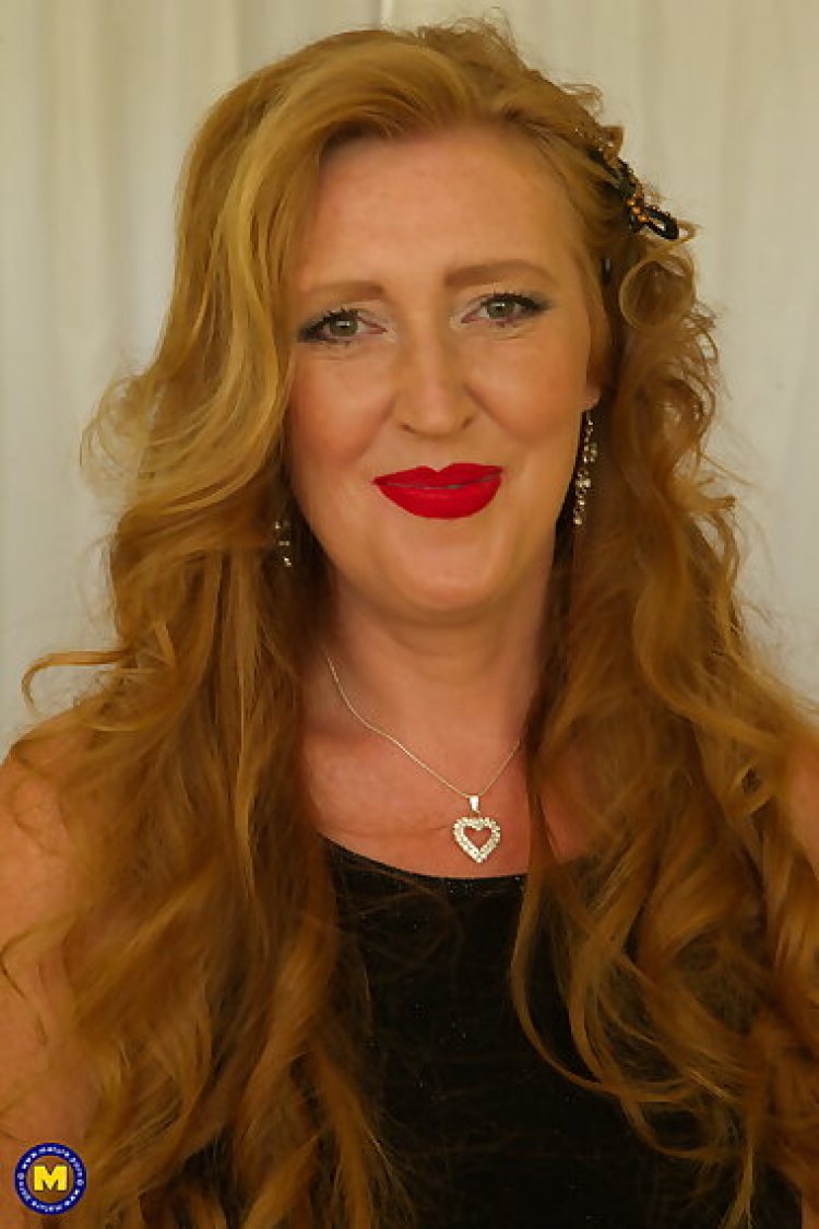 Horny older cougar doing her toy boy