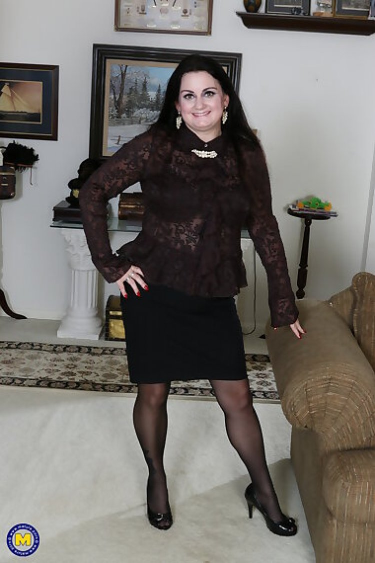 Curvy american housewife getting wet and wild