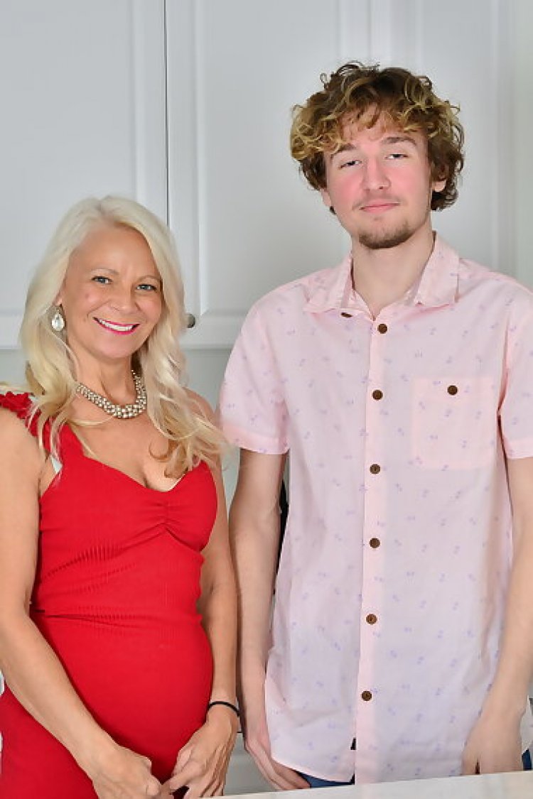 Mature nympho getting some afternoon delight from her toy boy