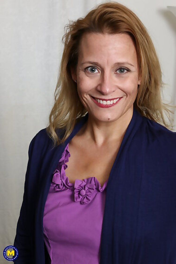 Naughty housewife playing with her wet pussy