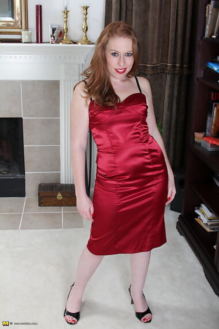 Very hot american housewife fooling around