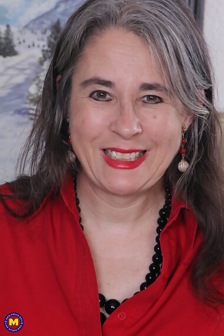 Naughty american mature lady getting wet and wild