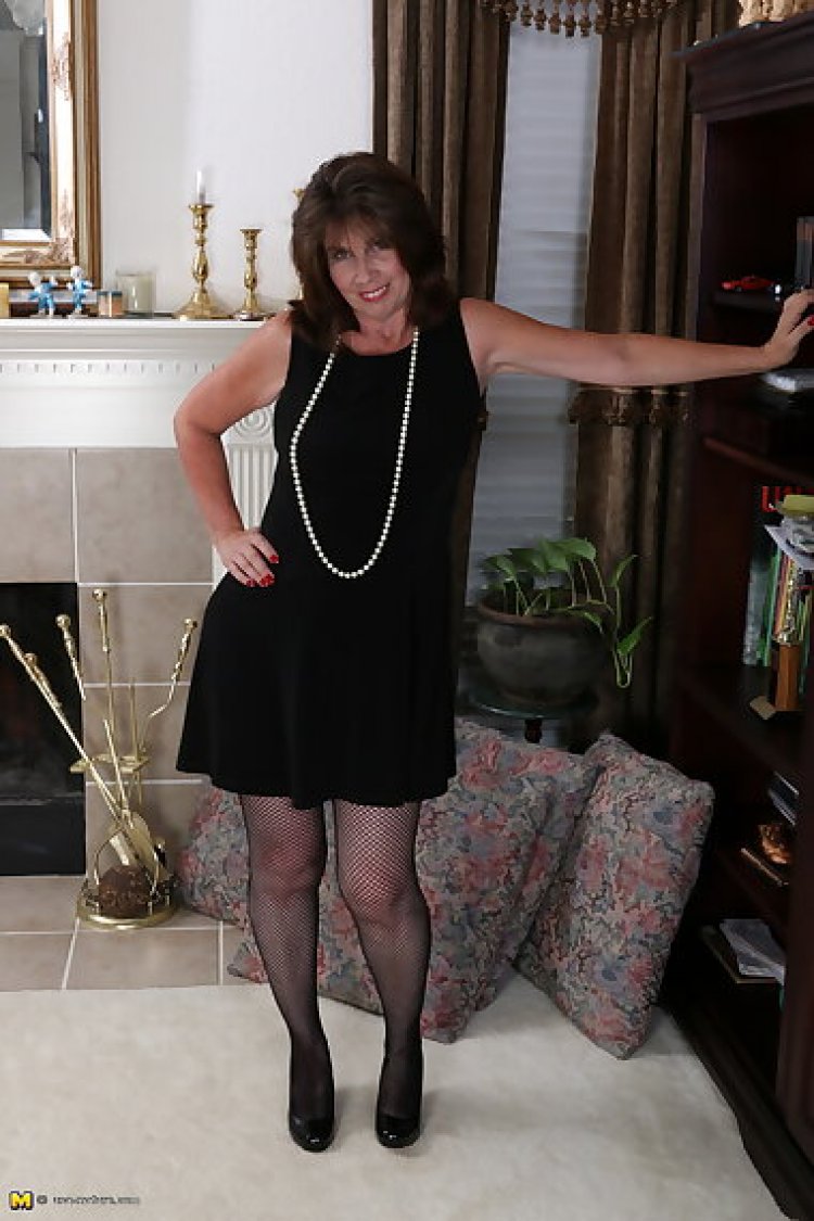 Mature housewive gets very wet