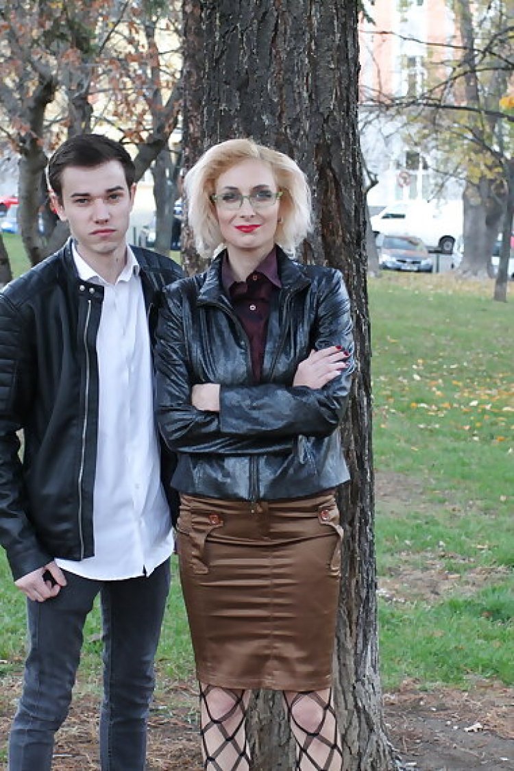 This naughty mature lady seduces her to boy