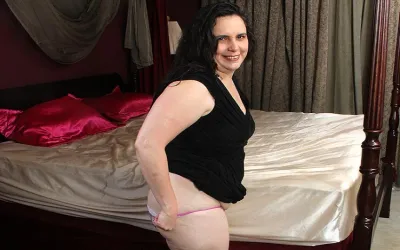 American Chubby Housewife Knows How to Please Herself - Mature.nl