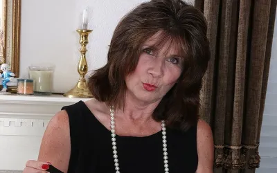 American Grandma Getting Her Beaver Wet - Mature.nl