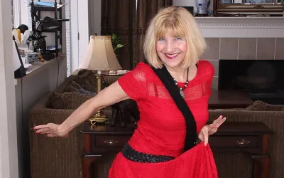 American Mature Lady Shows How Bendy She Still Is - Mature.nl