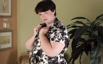 Big Booty Mature Slut Getting Naughty - Mature.nl