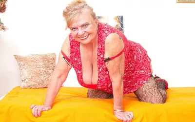 Big Breasted BBW Playing with Her Hairy Pussy - Mature.nl