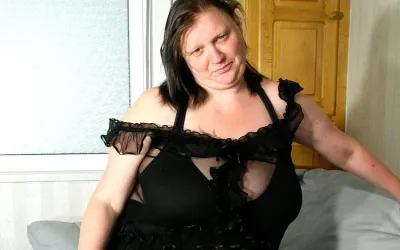 Big Breasted Mature Slut Playing with Her Toy - Mature.nl