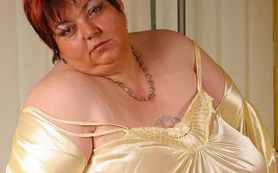 Big Malinka gets herself mushy and horny - Mature.nl