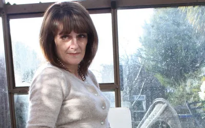 British Amateur Housewife Gets Naughty and Wet - Mature.nl