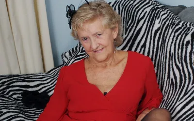 British Granny Showing off Her Goods - Mature.nl