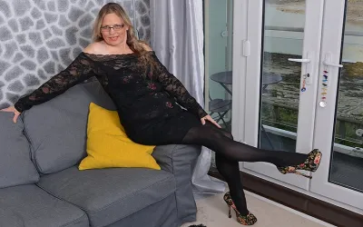 British housewife with saggy tits sticks toy up her pussy