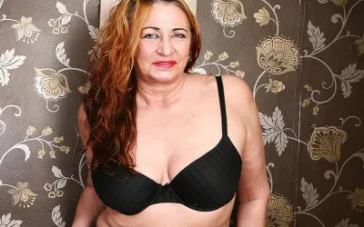 British Mature Lady Feeling a Bit Naughty - Mature.nl