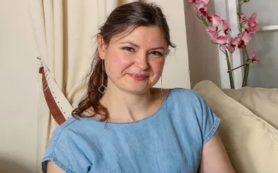 British mom strips off her clothes and works her hairy pussy