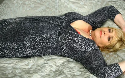 Chubby Mature Slut and Her Cucumber - Mature.nl