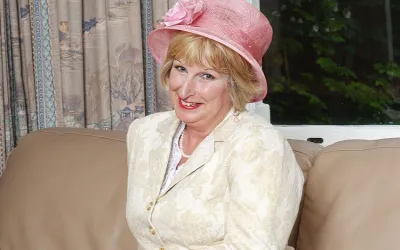 Classy Mum from London Going Naughty - Mature.nl