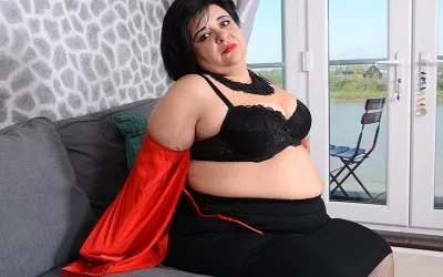 Curvy BBW Anna Playing with Herself - Mature.nl