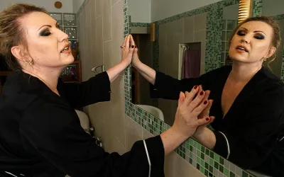 Curvy Mature Lady Taking a Naughty Bath - Mature.nl