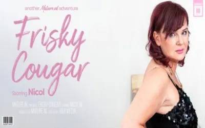 Curvy mature Nicol loves to play with her pussy