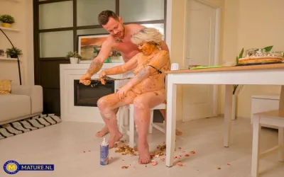 Foodfetish cougar foodplay with toyboy