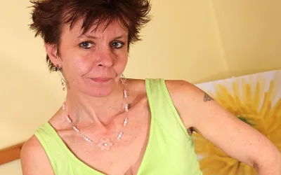 Hairy Mature Slut Masturbating on the Bed - Mature.nl