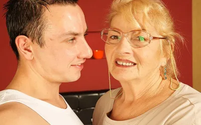 Hairy Old Lady Fucking and Licking Ass - Mature.nl