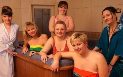 Have a Stroll in an All Female Mature Sauna - Mature.nl