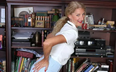 Horny American Librarian Playing with Her Wet Pussy - Mature.nl