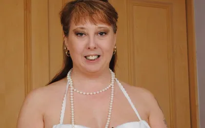 Horny British Housewife Pleasing Herself - Mature.nl