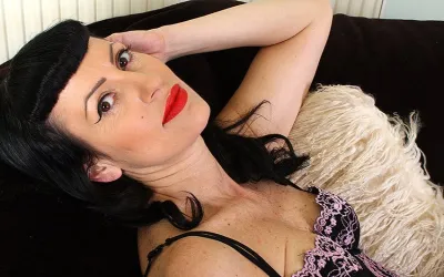 Horny Burlesque MILF Playing with Herself - Mature.nl