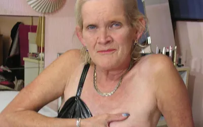 Horny Dutch Mature Slut Showing Her Soaking Wet Cunt - Mature.nl