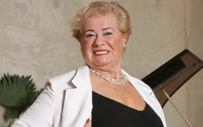 Horny Grandma Plays Her Own Kind of Music - Mature.nl