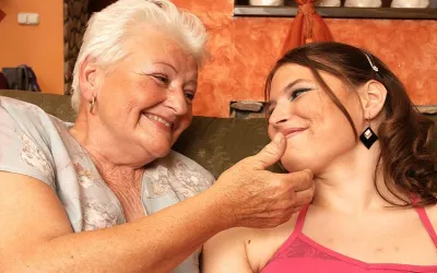 Horny Hot Babe Doing a Lesbian Old Mama - Mature.nl