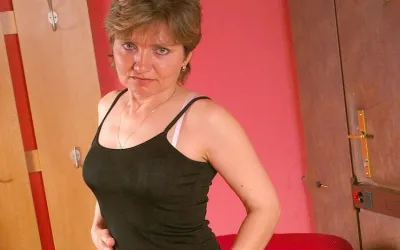 Horny Housewife Fucking a Dildo - Mature.nl