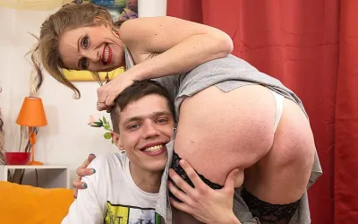 Horny Housewife Fucking Her Younger Lover - Mature.nl