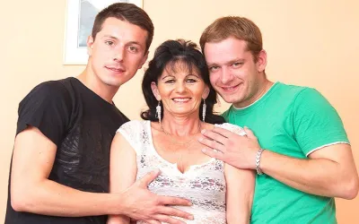 Horny Housewife Fucking Two Guys at Once - Mature.nl