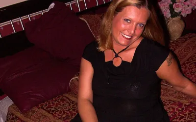 Horny Housewife Munching on Cock and Cum - Mature.nl